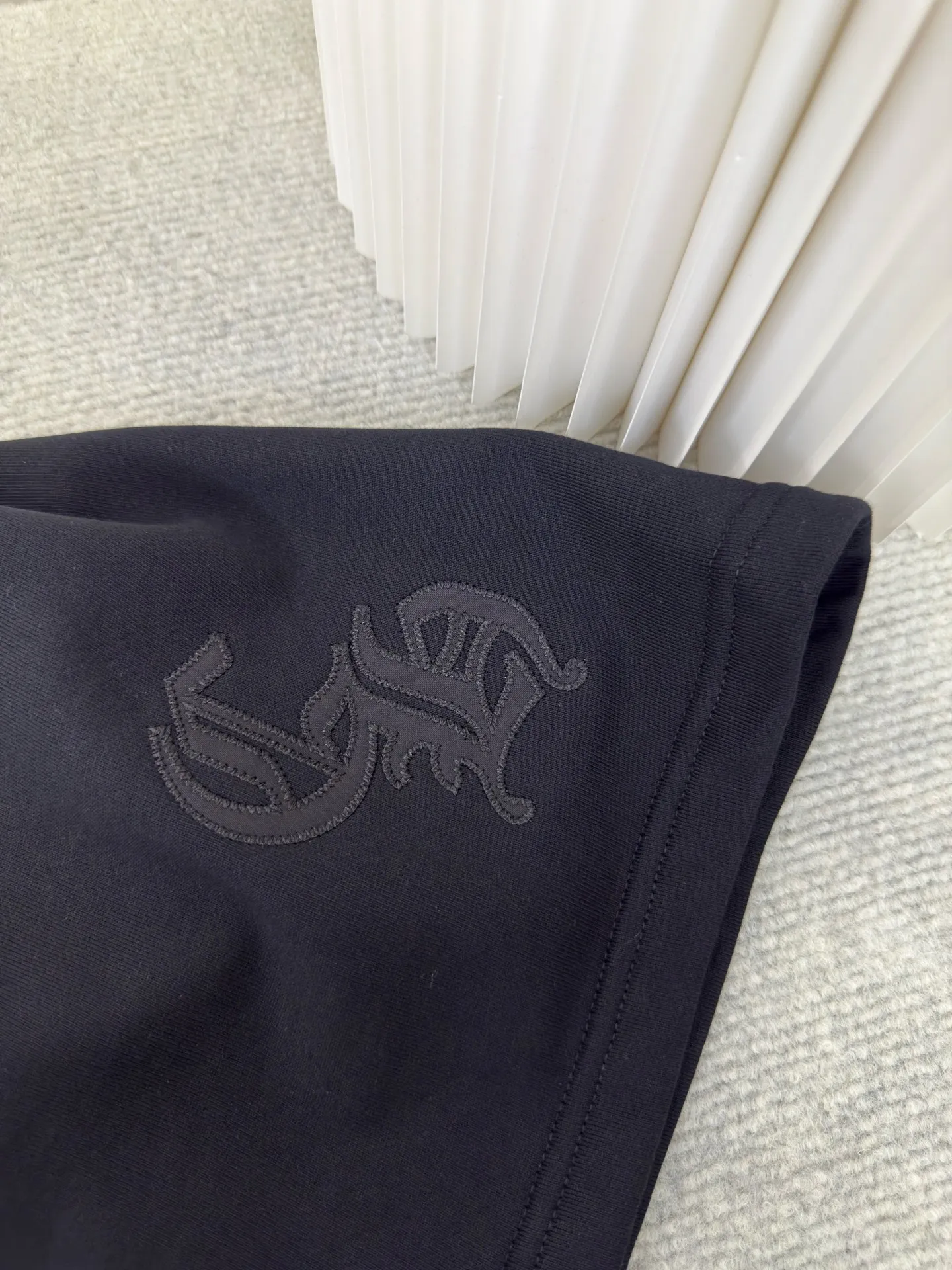 P290 Chrome Hearts floral gray Sanskrit logo shorts. Authentic version - physical counter - top luxury quality. 🆚Instant sale of all versions on the market. Custom dyed floral gray fabric according to YB. The price of floral gray fabric is extremely high. There is no stock in the market. The embroidery uses imported embroidery. Customized scroll hardware and accessories. Size S M L